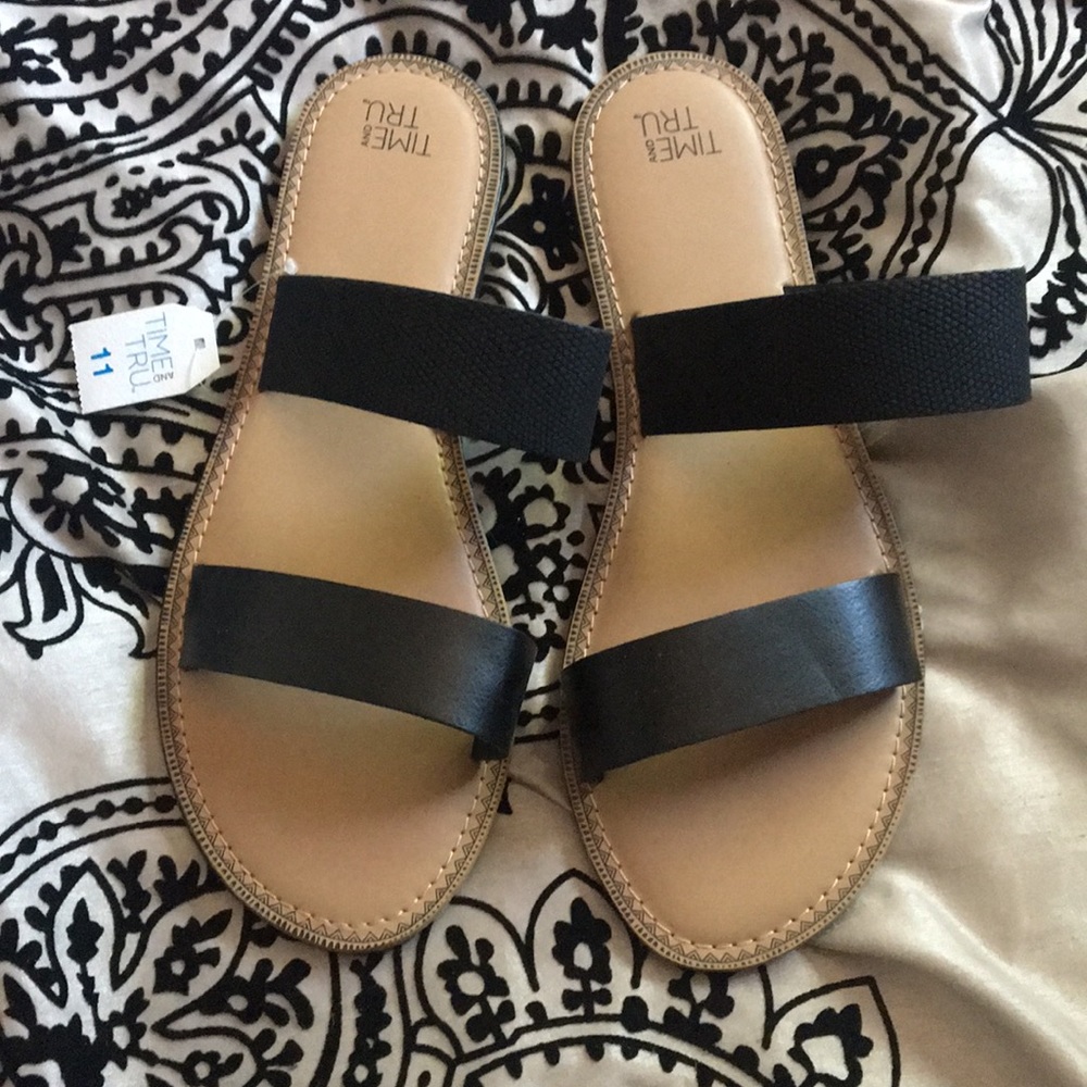NWT SANDAL SIZE 11